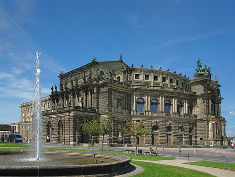 Semperoper mit Springbrunnen Foto 