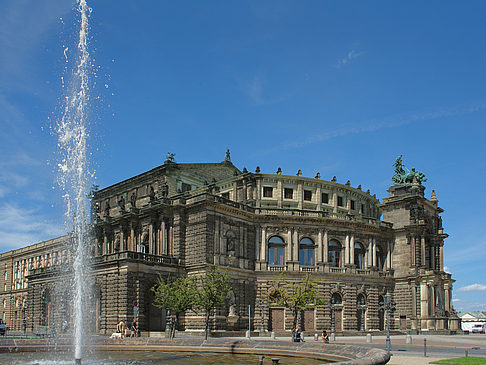 Semperoper mit Springbrunnen