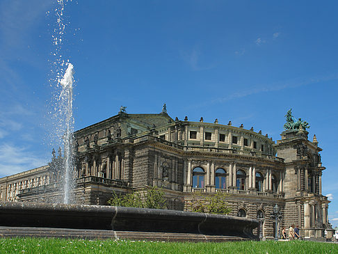 Foto Semperoper mit Springbrunnen