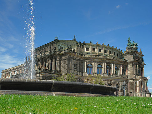 Semperoper mit Springbrunnen Fotos