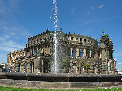 Foto Semperoper mit Springbrunnen - Dresden