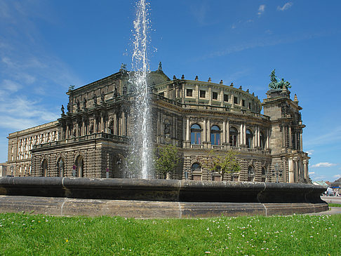 Foto Semperoper mit Springbrunnen