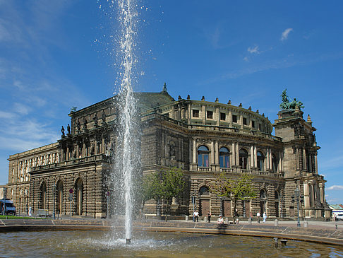 Semperoper mit Springbrunnen Foto 