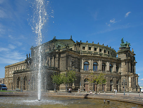 Fotos Semperoper mit Springbrunnen | Dresden