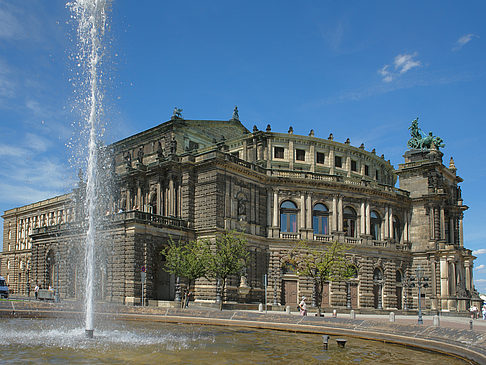 Fotos Semperoper mit Springbrunnen