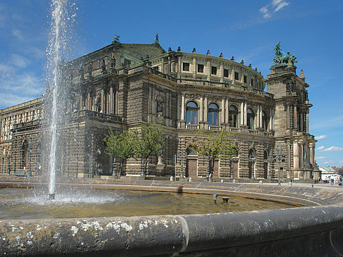 Foto Semperoper mit Springbrunnen