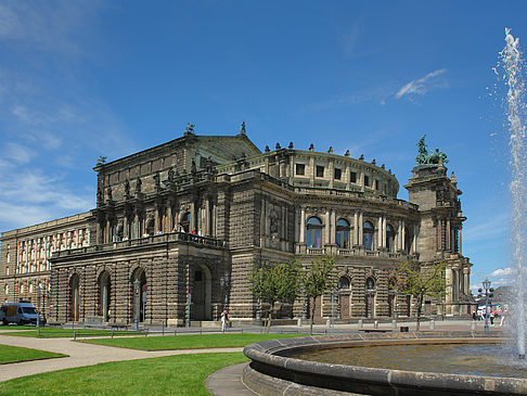 Foto Semperoper mit Springbrunnen - Dresden