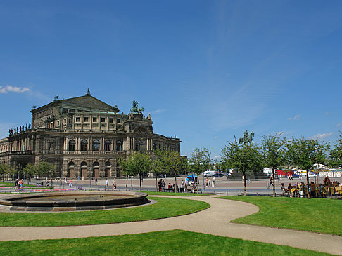 Semperoper mit Springbrunnen