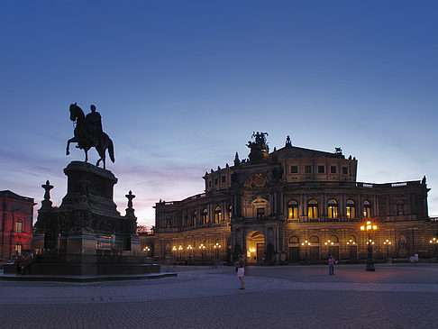 Foto Theaterplatz abends
