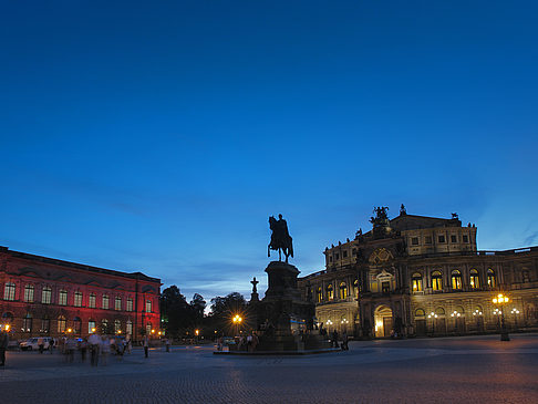 Theaterplatz abends Fotos