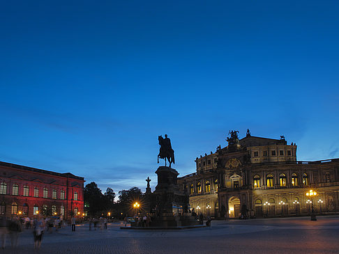 Theaterplatz abends Foto 