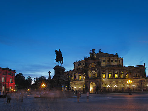 Theaterplatz abends Fotos