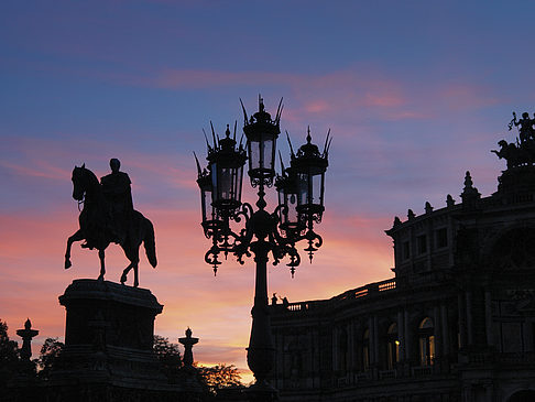 Theaterplatz abends Fotos