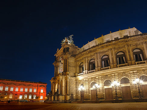 Theaterplatz nachts Fotos