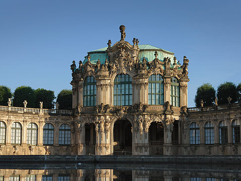 Foto Wallpavillon mit Brunnen