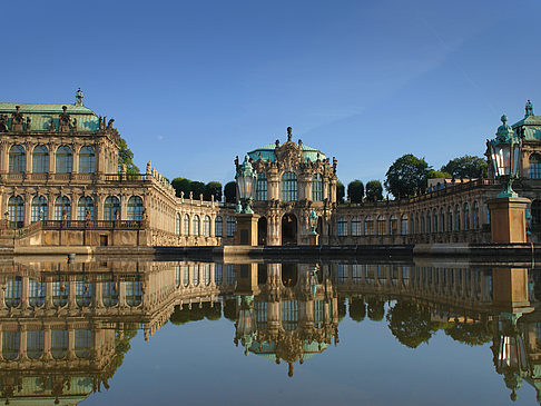 Wallpavillon mit Brunnen
