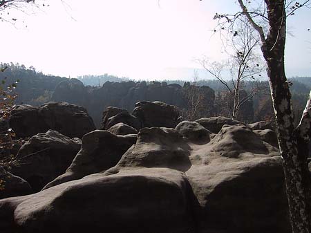 Felsen entlang der Wanderwege