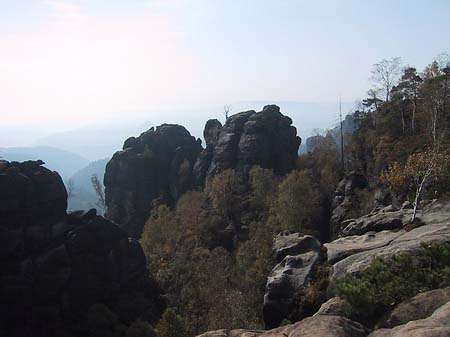 Felsen entlang der Wanderwege