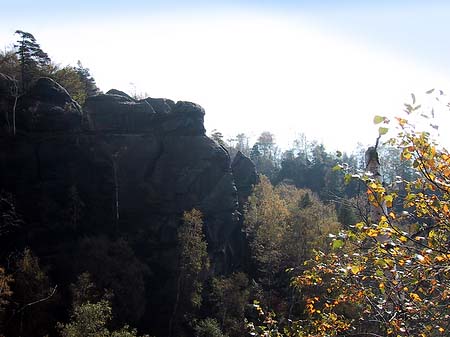 Felsen entlang der Wanderwege Foto 