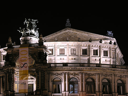 König Johann Denkmal bei Nacht Fotos
